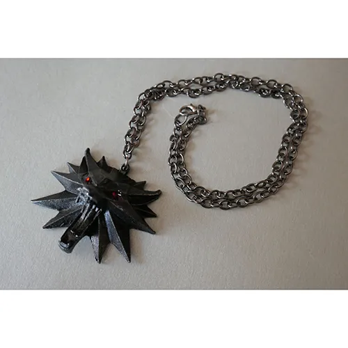 Set consisting of a black chain with wolf’s head pendant, silver-coloured chain with wolf’s head pendant and a wide black ring. Product sold online, in particular via Amazon (ASIN: B09QYY65VP).