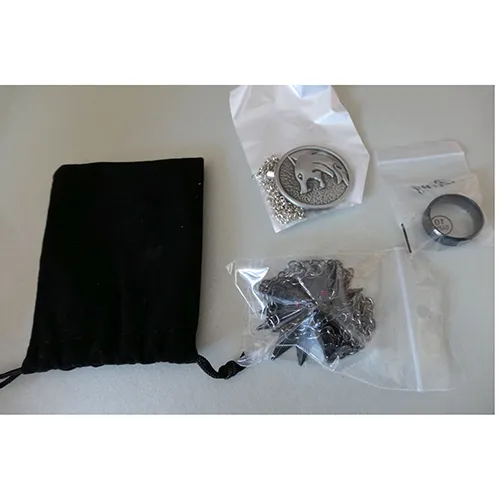 Set consisting of a black chain with wolf’s head pendant, silver-coloured chain with wolf’s head pendant and a wide black ring. Product sold online, in particular via Amazon (ASIN: B09QYY65VP).