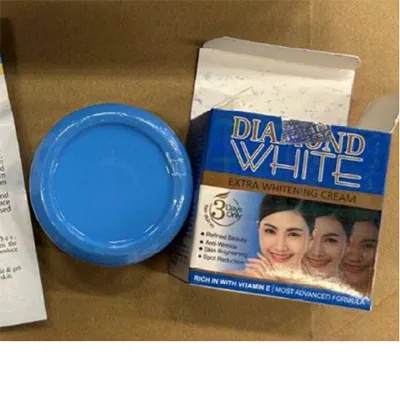 Skin lightening cream. Product sold online, in particular via worldmart.se.