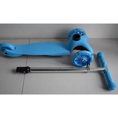 Blue, three-wheeled toy scooter with height-adjustable handlebars. For children with a maximum weight of 20 kg