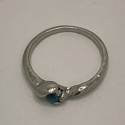 Set with three rings made of silver coloured metal, with pink, blue, and green ornamental stones respectively.