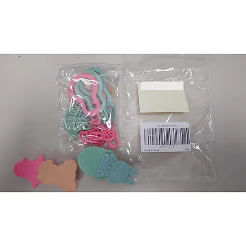 Soother holder with clip..Product sold online, in particular via Amazon (ASIN: X001WL2B5B).