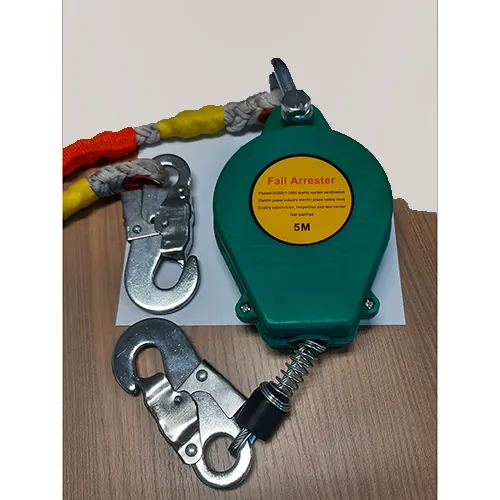 Retractable-type fall arresters with 5-metre cable. Product sold online, in particular via Amazon (ASIN: B08LVQJJPX).