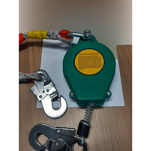 Retractable-type fall arresters with 5-metre cable. Product sold online, in particular via Amazon (ASIN: B08LVQJJPX).