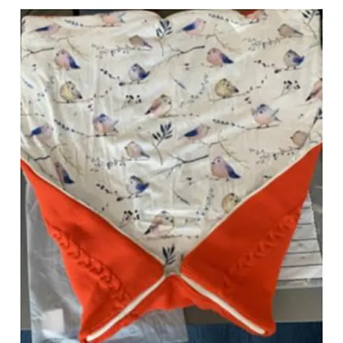 Red sleeping bag for babies, with a bird pattern in the inside layer. Product sold online, in particular via fruugo.com