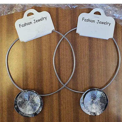 Metal round necklace with a metal pendant in the shape of two connected circles in silver colour.