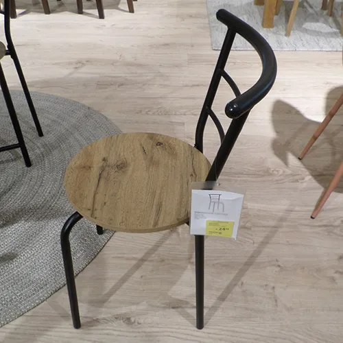 Chair with legs, backrest sides, backrest made of black metal tubes (22 and 28 mm diameter respectively) and a seat made of 15 mm thick wood fiber board (MDF), oak colour. Dimensions: W46 x H77 x D50 cm.