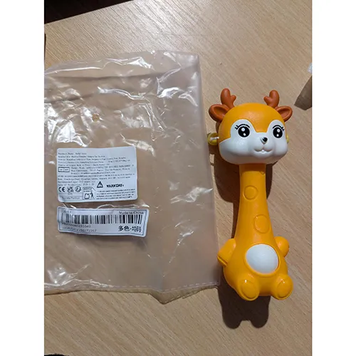 Giraffe-shaped toy rattle. Product sold online, in particular via SHEIN (unique product identifier: 2405252168172267). Manufactured on 28.01.2025. Other identifier: PB2504080215581