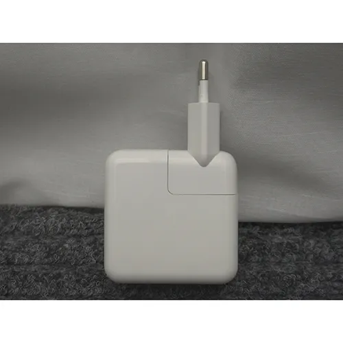 USB-C charger. Product sold online, in particular via digiaura.fi