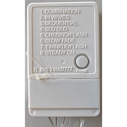 Lighting chain designed for interconnection, which contains non-replaceable LED light sources. The lighting chain includes a device for changing lighting modes. Product sold online, in particular via www.kralovstvo-hraciek.sk