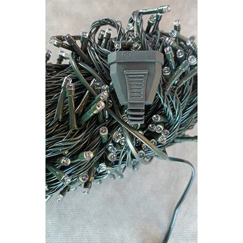 Extendable lighting chain equipped with an 8-function control unit. The product contains 500 LED lights and has a length of 38m.