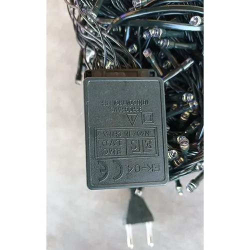 Extendable lighting chain equipped with an 8-function control unit. The product contains 500 LED lights and has a length of 38m.