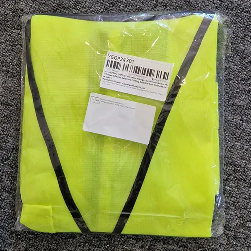 Yellow safety vest. Product sold online, in particular via AliExpress (Product number: 1005008481912781).