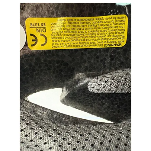 Black bicycle helmet. Product sold online, in particular via Shein.