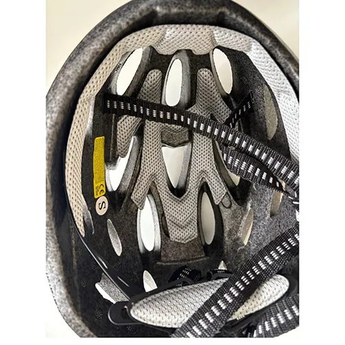 Black bicycle helmet. Product sold online, in particular via Shein.