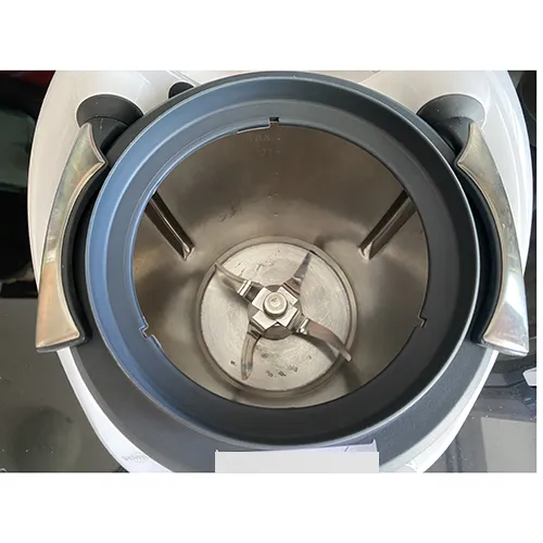 Mixing bowl lid (not original) with large opening for Thermomix TM5 and TM6 kitchen appliances. Product sold online, in particular via Amazon (ASIN: B0D85P7RGG).
