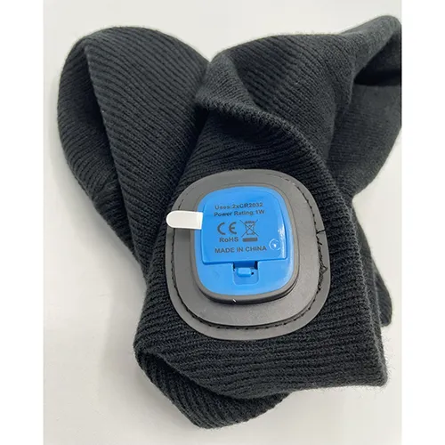 Tight-knit black beanie with a LED lamp set in faux leather. Product sold online, in particular via krisskydd.se.