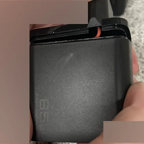 Black power adaptor, 65W. Product sold online, in particular via Temu.