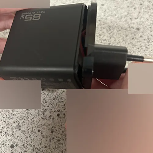 Black power adaptor, 65W. Product sold online, in particular via Temu.