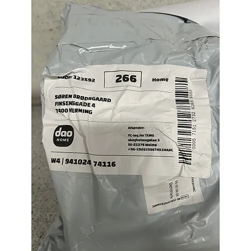 Black power adaptor, 65W. Product sold online, in particular via Temu.