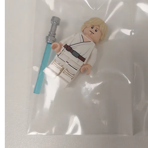 Mini toy figure with a lightsabre, intended for a building block set. Product sold online, in particular via Amazon.