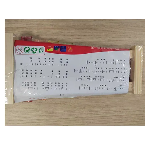 Xylophone of wood and multi-coloured metal, with 2 mallets. Product sold online, in particular via royaumemontessori.fr.