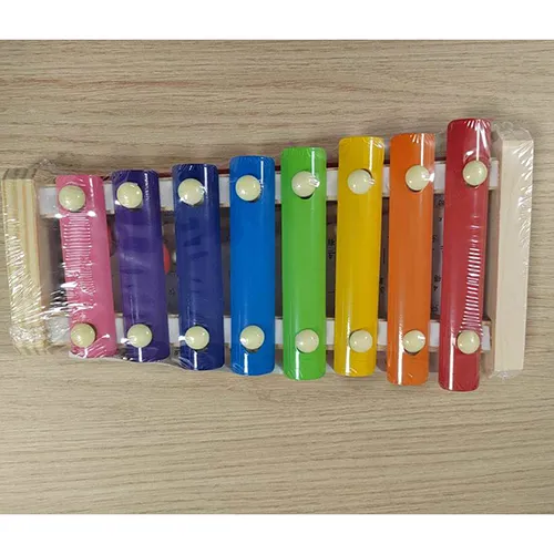 Xylophone of wood and multi-coloured metal, with 2 mallets. Product sold online, in particular via royaumemontessori.fr.