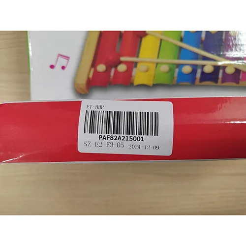 Xylophone of wood and multi-coloured metal, with 2 mallets. Product sold online, in particular via royaumemontessori.fr.