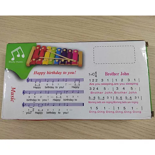 Xylophone of wood and multi-coloured metal, with 2 mallets. Product sold online, in particular via royaumemontessori.fr.