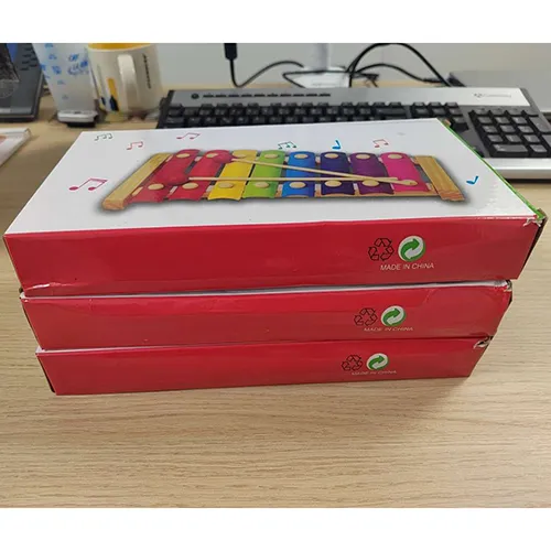 Xylophone of wood and multi-coloured metal, with 2 mallets. Product sold online, in particular via royaumemontessori.fr.