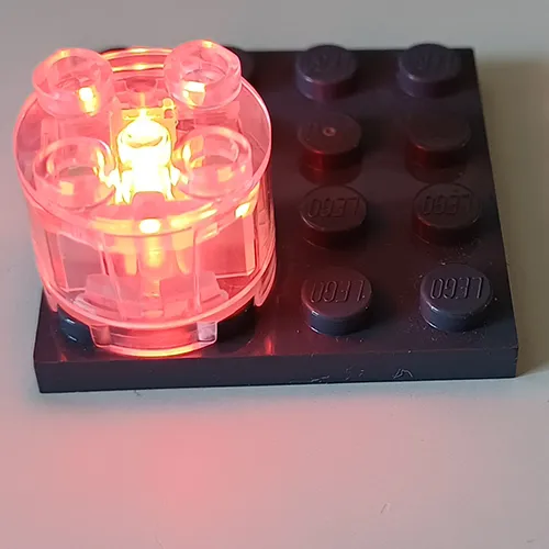 Plastic bricks set with LED light. Product sold online, in particular via AliExpress.