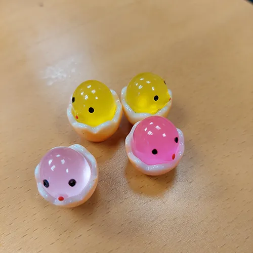 Set of 10 small plastic toys in the shape of chickens. Product sold online, in particular via Temu.