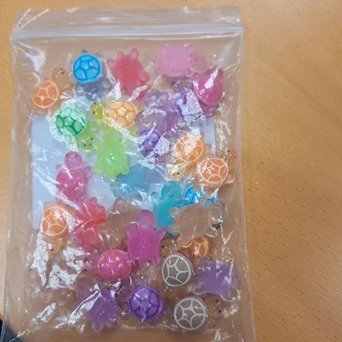 Set of 30 small plastic toys in the shape of turtles. Product sold online, in particular via Temu.