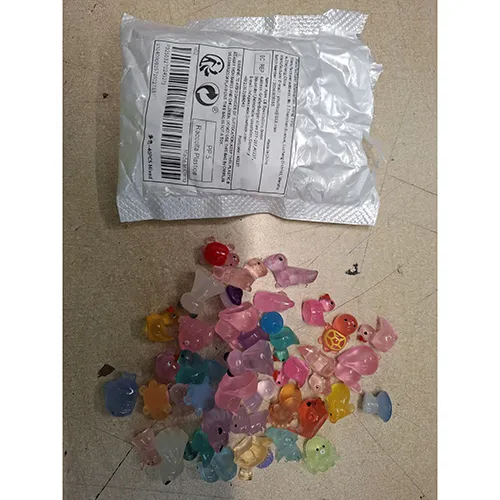 Small plastic toys in the shape of animals. Product sold online, in particular via Shein.
