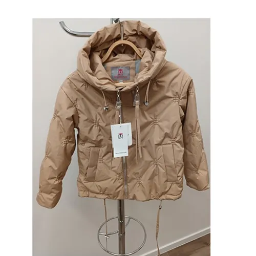 Children's jacket made of cream-colored, irregularly quilted textile fabric with a hood with drawstrings, and zip fastening.