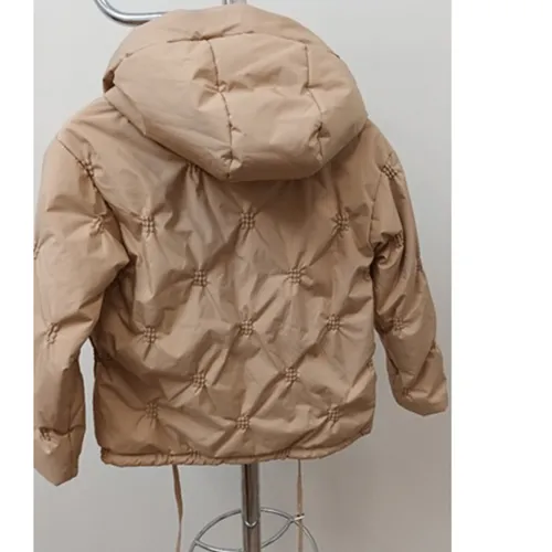 Children's jacket made of cream-colored, irregularly quilted textile fabric with a hood with drawstrings, and zip fastening.