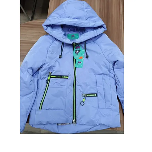 Children's jacket made of lilac-coloured textile fabric with a hood, drawstrings and a zip fastening.