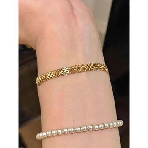 Gold-coloured metal bracelet. Product sold online, in particular via Shein (unique identifier: sj25070488801004881).