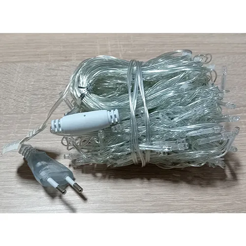 Lighting chain with 125 blue LED lights.