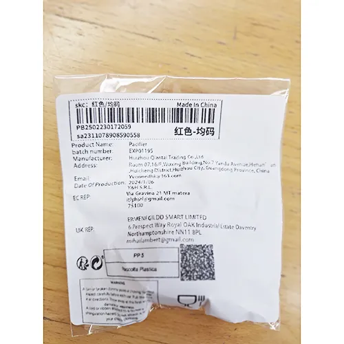 Red soother in the shape of lips. Product sold online, in particular via Shein.