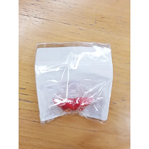 Red soother in the shape of lips. Product sold online, in particular via Shein.