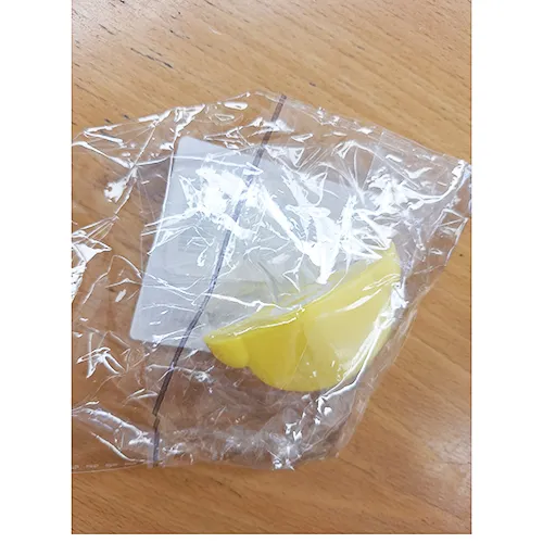 Yellow soother in the shape of a duck's beak. Product sold online, in particular via AliExpress (unique identifier: 1005007316464587).