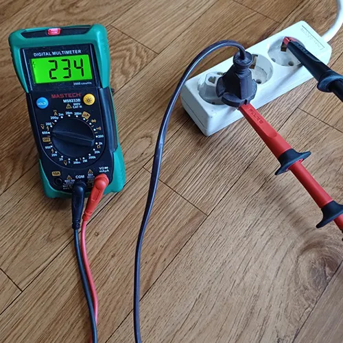 Travel adaptor in black or white with class II EURO plug and socket outlet for US class II Type A and schuko plug.