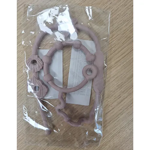 Pink soother holder, made from silicone. Product sold online, in particular via AliExpress (unique identifier: 1005006996585071).