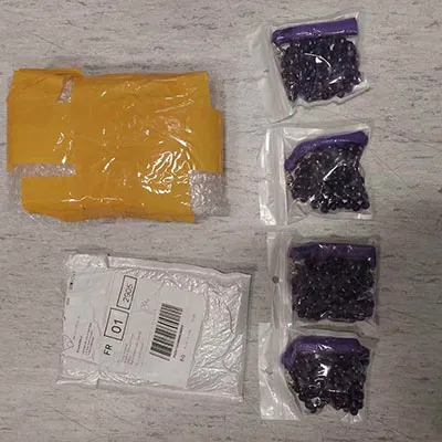 Purple bead necklace with a long purple pompom and silver-coloured metal fittings. Product sold online, in particular via AliExpress (unique identifier: 1005003701979934).