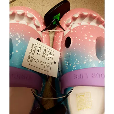 Children's rubber slippers with a shark motif in pink and blue with a white sole, equipped with purple heel straps, size 24-25.