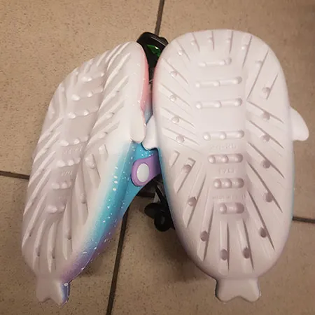 Children's rubber slippers with a shark motif in pink and blue with a white sole, equipped with purple heel straps, size 24-25.