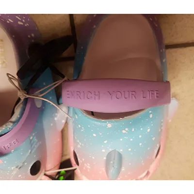 Children's rubber slippers with a shark motif in pink and blue with a white sole, equipped with purple heel straps, size 24-25.