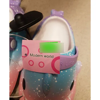 Children's rubber slippers with a shark motif in pink and blue with a white sole, equipped with purple heel straps, size 24-25.