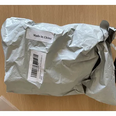 Blue plush keychain in the shape of a rabbit with black leatherette paws and a gold-coloured metallic ring. Product sold online, in particular via Amazon (ASIN: B0DM5C9786).